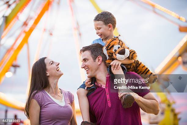 usa, utah, salt lake city, happy family with son (4-5 ) in amusement park - freizeitpark stock-fotos und bilder