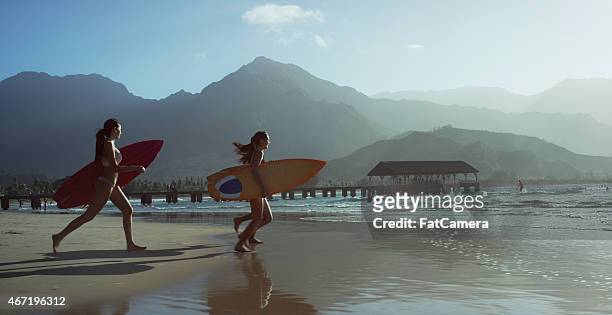 amis courir avec des planches de surf - tahiti photos et images de collection