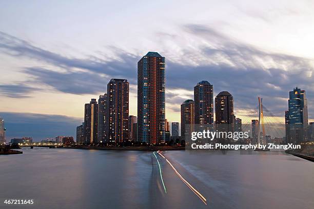 riverside city at twilight - tsukishima tokyo photos et images de collection