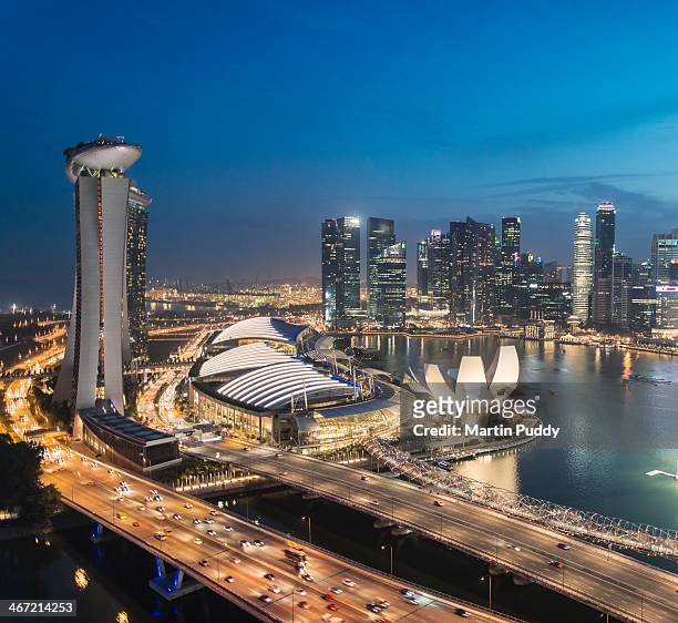 singapore skyline at dusk - marina bay sands imagens e fotografias de stock