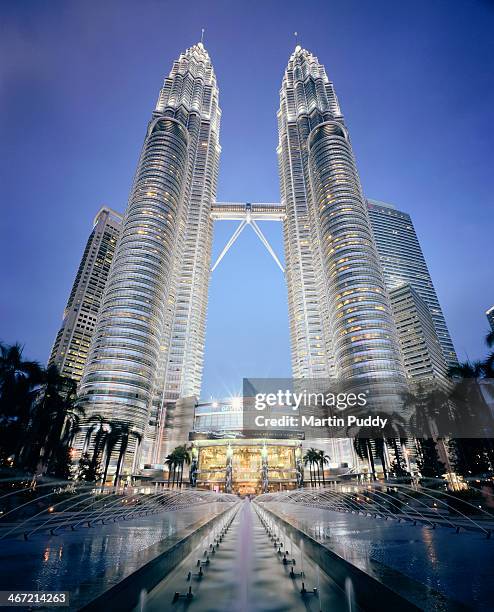 malaysia, kuala lumpur, petronas towers - petronas towers stock-fotos und bilder