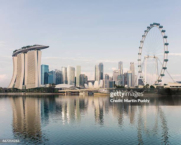 singapore skyline, at dawn - marina bay sands fotografías e imágenes de stock