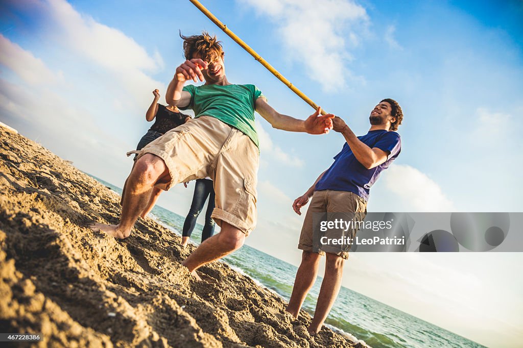 Limbo partido en la playa