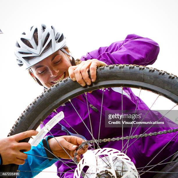 modificar una bicicleta tire. - flat tire fotografías e imágenes de stock