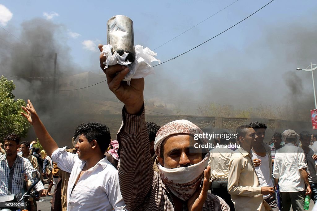 Yemenis hold Anti-Houthi demonstration in Taizz