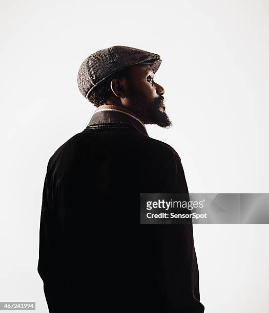 african milieu âge homme portrait avec barbe. - portrait regard de côté studio photos et images de collection