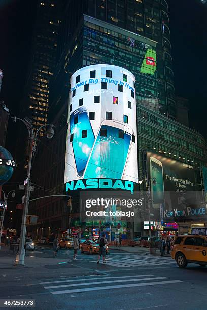 times square manhattan at night - nasdaq building stock pictures, royalty-free photos & images