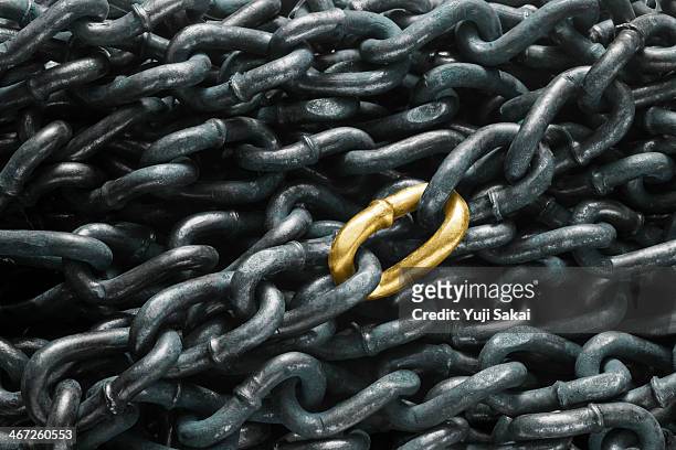 gold chain join chain - ketting stockfoto's en -beelden