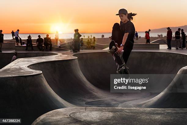 skateboarding bei sonnenuntergang - skatepark stock-fotos und bilder