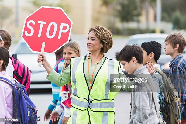 escola guarda de pedestres - placa de travessia de crianças - fotografias e filmes do acervo
