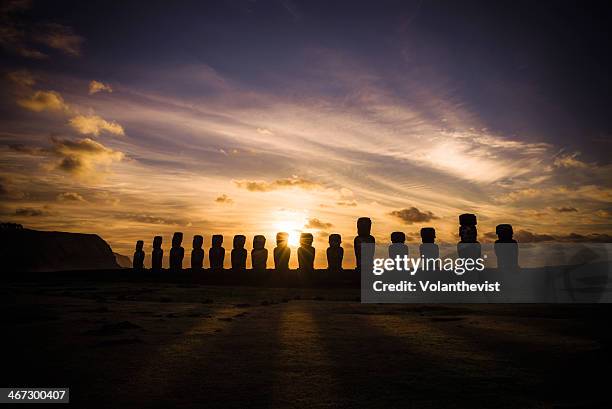 sunrise w/ silhouettes of fifteen moai, rapa nui - hanga roa stock pictures, royalty-free photos & images