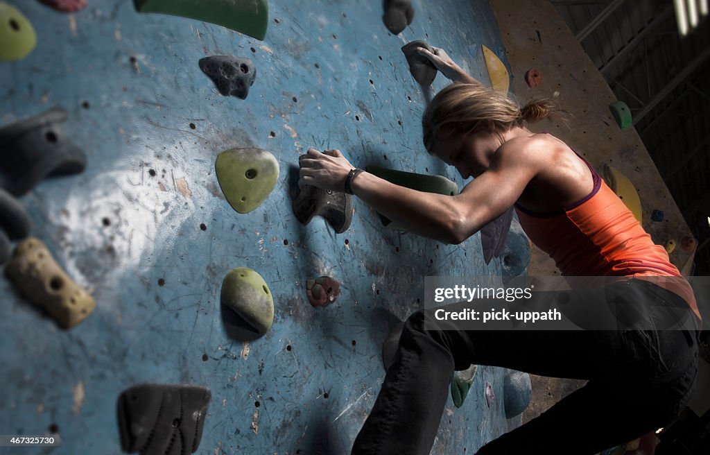 Frau Indoor-Klettern
