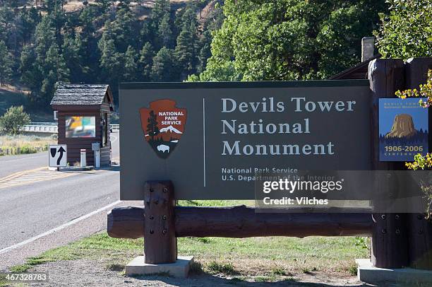 devil's tower national monument entrance - devils tower stock pictures, royalty-free photos & images