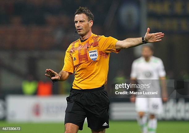 Referee Mark Clattenburg gestures during the UEFA Europa League Round of 16 match between FC Internazionale Milano and VfL Wolfsburg at Stadio...