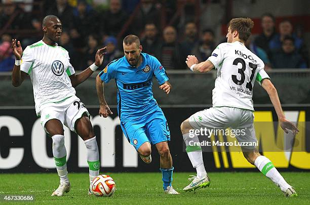 Rodrigo Palacio of FC Internazionale Milano competes with Robin Knoche and Josuha Guilavogui of VfL Wolfsburg during the UEFA Europa League Round of...