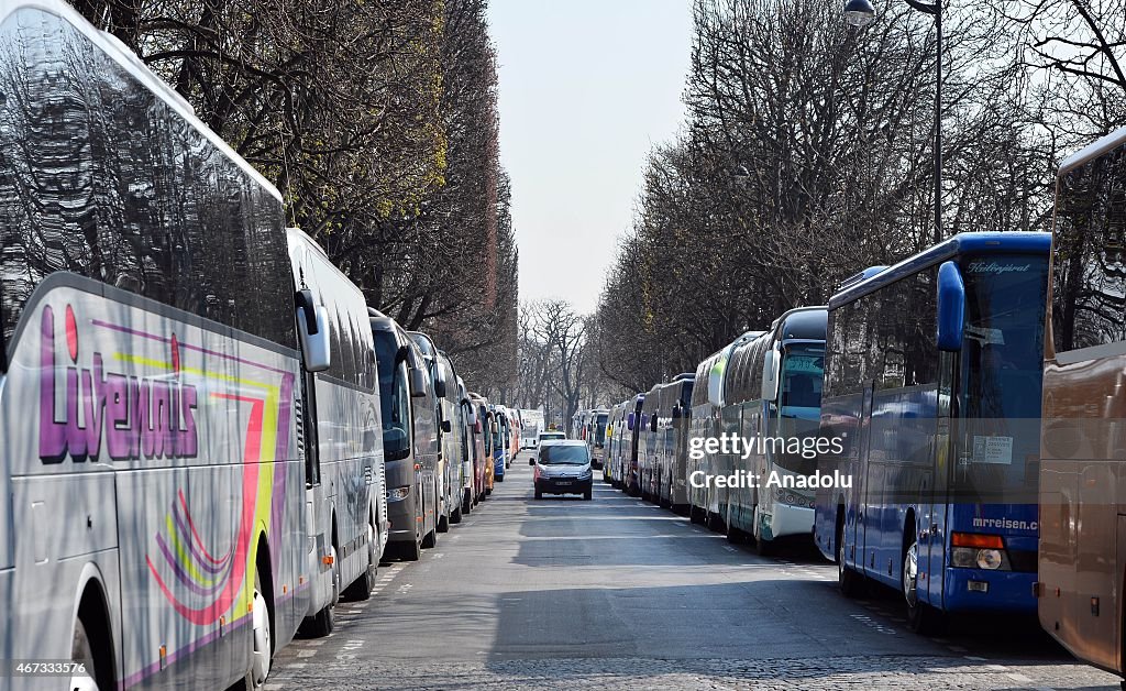 Paris reduces car traffic to fight air pollution emergency