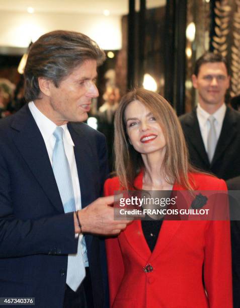 Le président du groupe Lucien Barrière Dominique Desseigne pose aux côtés de l'actrice Cyrielle Clair, le 26 octobre 2006 à Paris, lors de...
