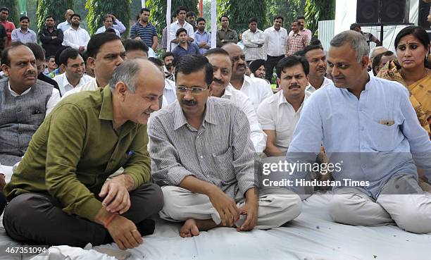 Leader and Chief Minister of Delhi, Arvind Kejriwal, Deputy Chief Minister of Delhi, Manish Sisodia, Som Nath Bharati and others during paying...