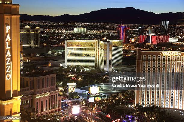 the night view of las vegas - treasure island hotel and casino stockfoto's en -beelden