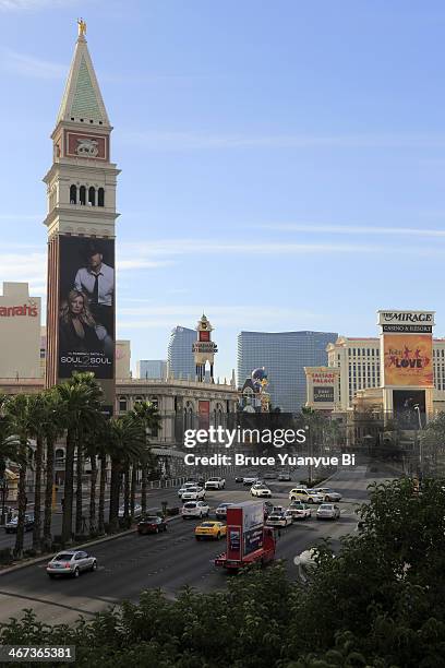 st mark's campanile with las vegas boulevard - hotel venetian fotografías e imágenes de stock