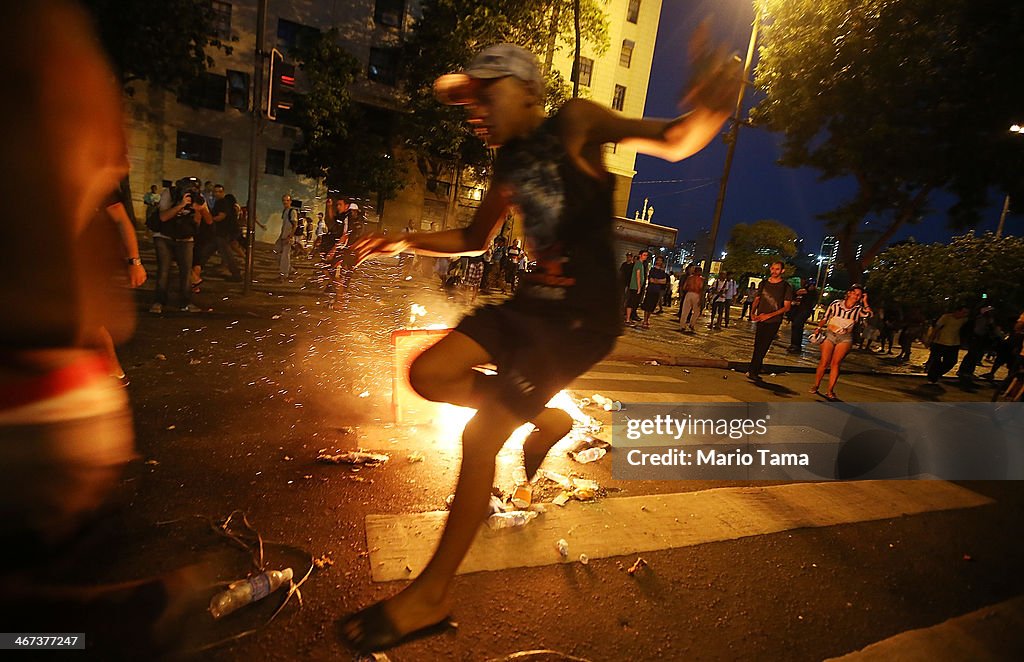 Protests Break Out In Rio Against Rise In Bus Fares