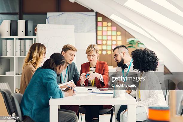 inbetriebnahme business teams brainstorming im büro. - designer label stock-fotos und bilder