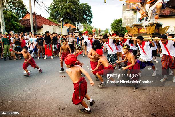 miniburgern fighting eine ogoh-ogoh abbildung während der nyepi ngrupuk parade - nyepi stock-fotos und bilder