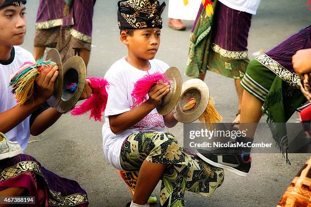 der teen indonesische junge spielt becken während ngrupuk parade - nyepi stock-fotos und bilder