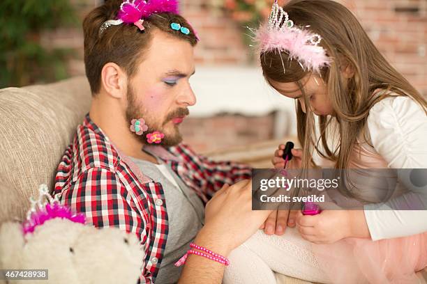 süße tochter machen sie ihren vater. - lackierte-fingernägel-finger stock-fotos und bilder