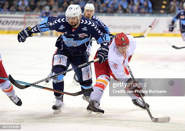 Thomas Oppenheimer of the Hamburg Freezers and Alexander Preibisch of the Duesseldorfer EG during the game between Hamburg Freezers and Duesseldorfer...