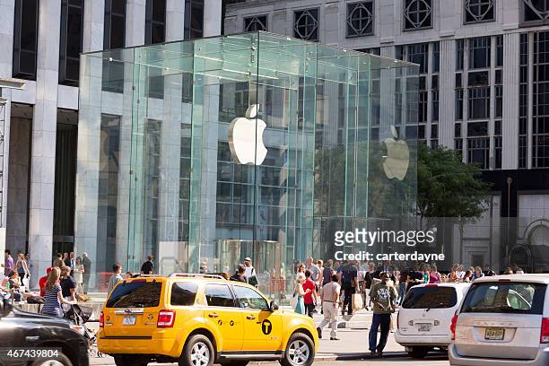 cidade de nova york e a praça principal loja da apple - flagship store - fotografias e filmes do acervo