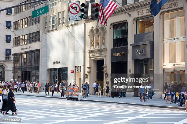 compras de luxo na quinta avenida, em nova iorque, eua - 5th avenue imagens e fotografias de stock