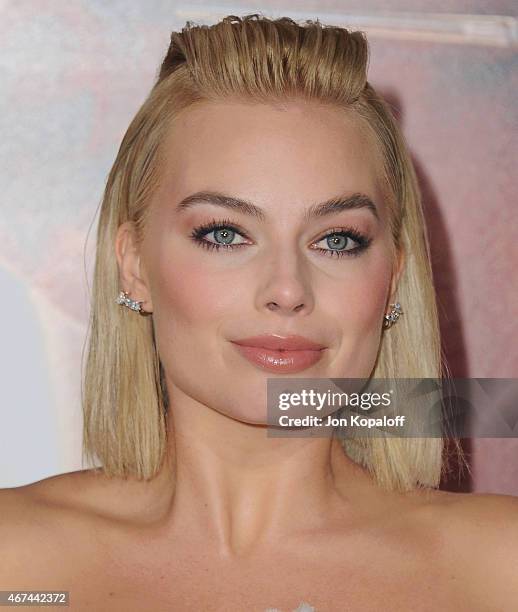 Actress Margot Robbie arrives at the Los Angeles Premiere "Focus" at TCL Chinese Theatre on February 24, 2015 in Hollywood, California.