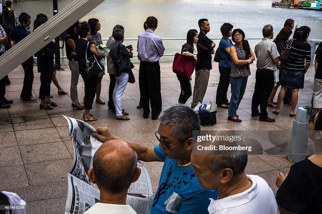 Reactions On the Street As Singapore's First Prime Minister Lee Kuan Yew's Body Is Moved To Parliament House