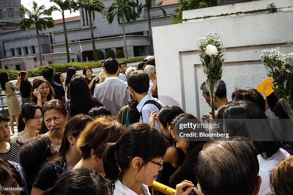 Reactions On the Street As Singapore's First Prime Minister Lee Kuan Yew's Body Is Moved To Parliament House