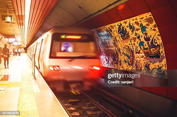 persone presso la stazione della metropolitana di istanbul, turchia - metropolitana foto e immagini stock