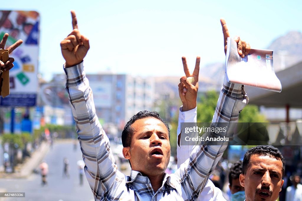 Yemenis hold Anti-Houthi demonstration in Taiz