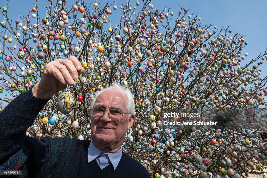 Pensioner Decorates Tree With 10,000 Easter Eggs