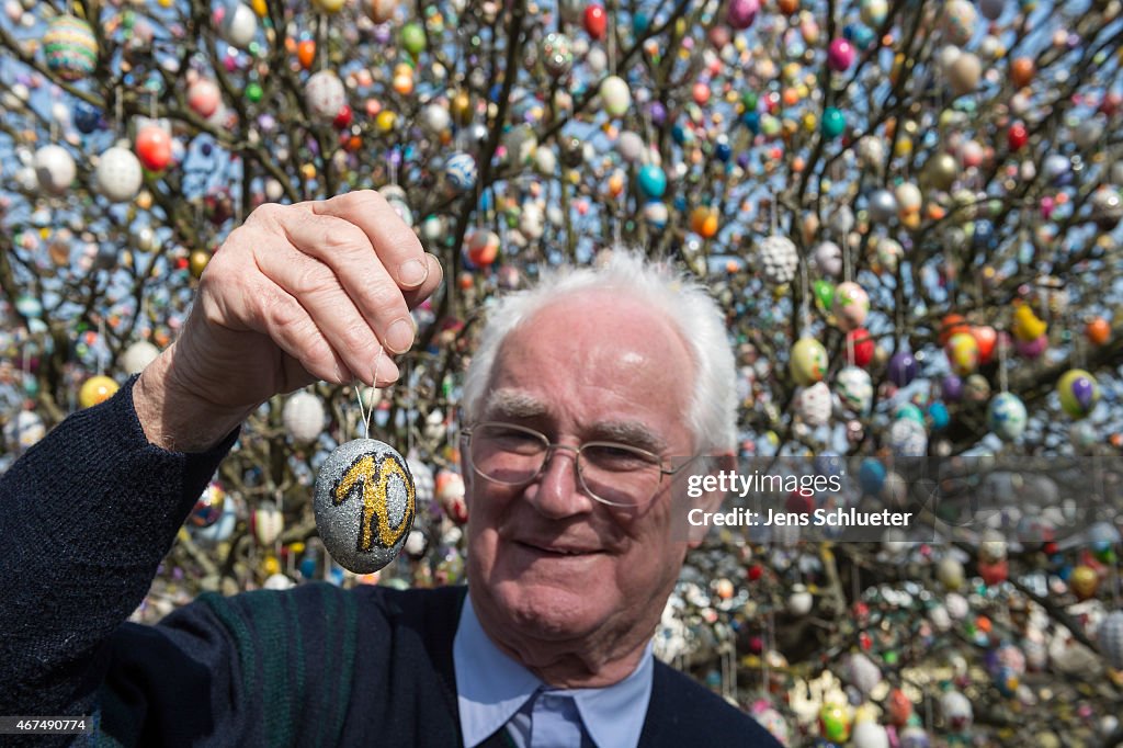 Pensioner Decorates Tree With 10,000 Easter Eggs