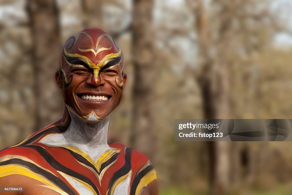 Tribale Dafrique Homme Avec Peinture Corporelle À Lextérieur Chasseur  Posture Du Guerrier Forest Photo - Getty Images