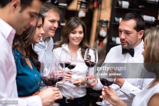 amici, degustazione di vino in una cantina - degustazione di vino foto e immagini stock