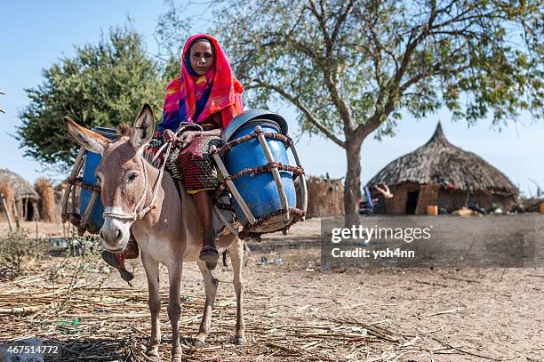 nomad woman - displaced stockfoto's en -beelden