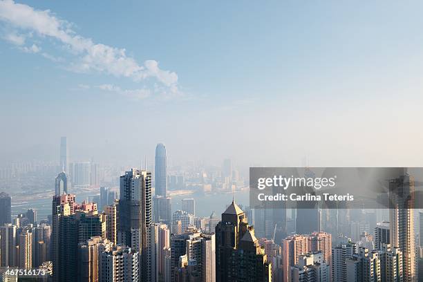 hong kong skyline on a sunny morning - 2013 fotografías e imágenes de stock