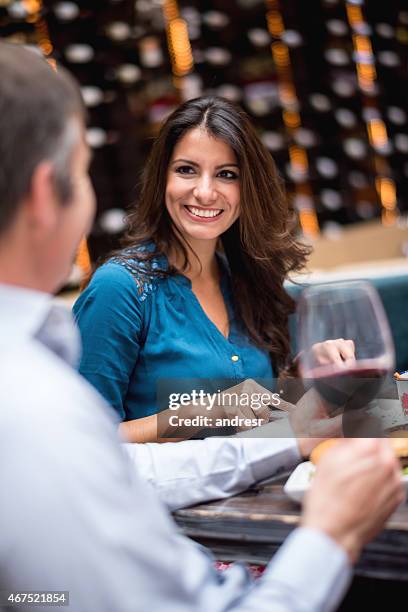 casal tendo jantar juntos - couple fine dining imagens e fotografias de stock