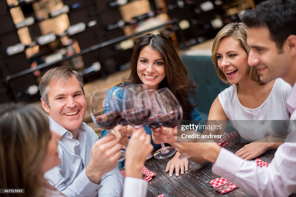 Amis après le dîner et faire un toast