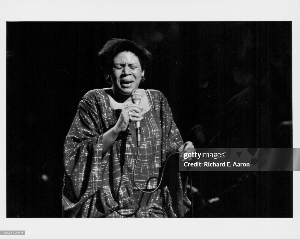 Minnie Rippleton Photo American singer Minnie Riperton on stage, circa 1977. News Photo ...