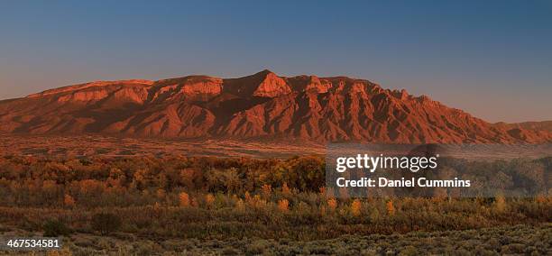 fall sunset on the sandias - sandia mountains - fotografias e filmes do acervo