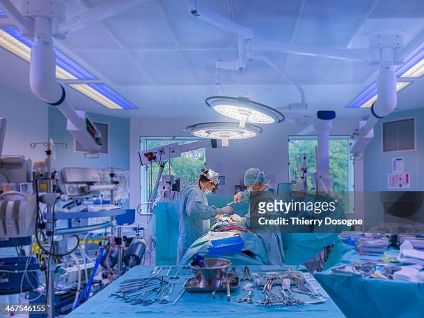 surgeons performing open heart surgery - operating room - fotografias e filmes do acervo