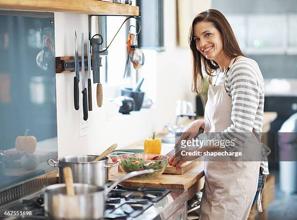 bringen sie ihre appetite- folgt geschmack! - woman kitchen stock-fotos und bilder