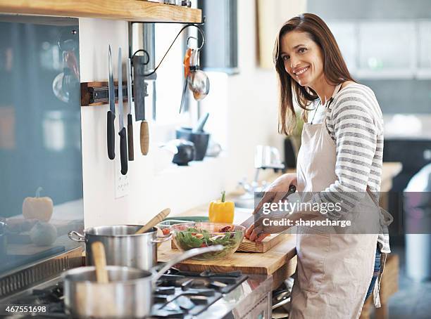 traiga su appetite- esto va a los gustos! - mujer cocinando fotografías e imágenes de stock